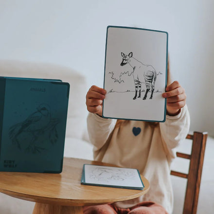 Kind tekent onderweg met de Kidywolf Kidydraw Pad Animals