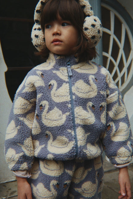 Konges Sløjd Jody Teddy Winterjas Swan met zwaanprint in blauw en wit, bij De Gele Flamingo