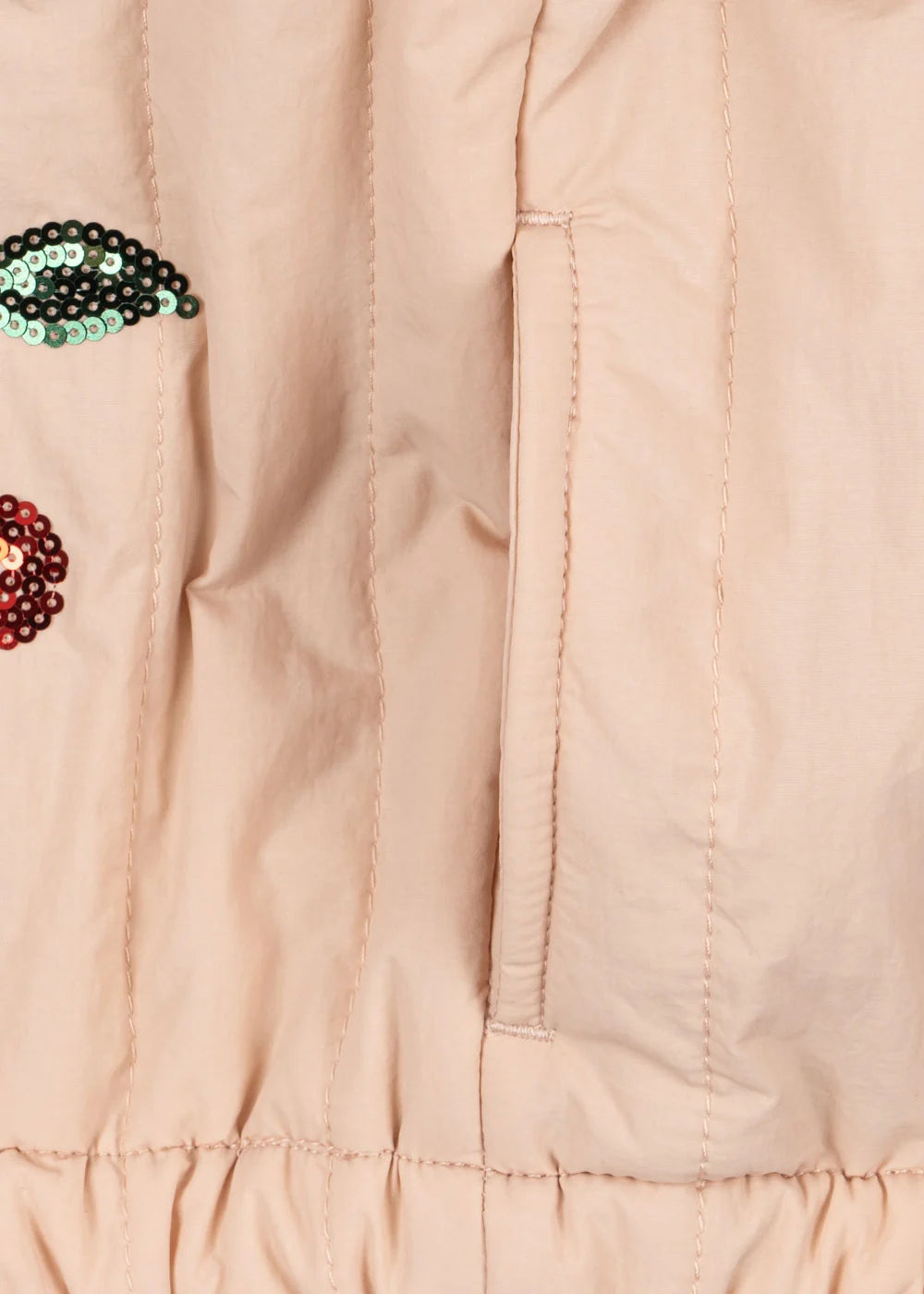 Konges Sløjd Juno Sequin Bomber Jas Cameo Rose is winddicht en waterafstotend, bij De Gele Flamingo