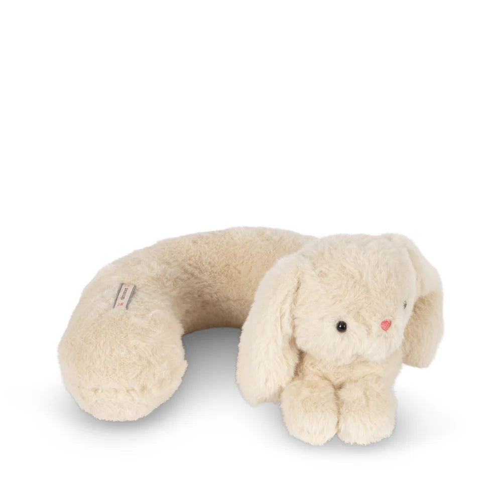 Konges Sløjd Kids Reiskussen in Teddy Bunny, zacht nekkussen voor kinderen, bij De Gele Flamingo