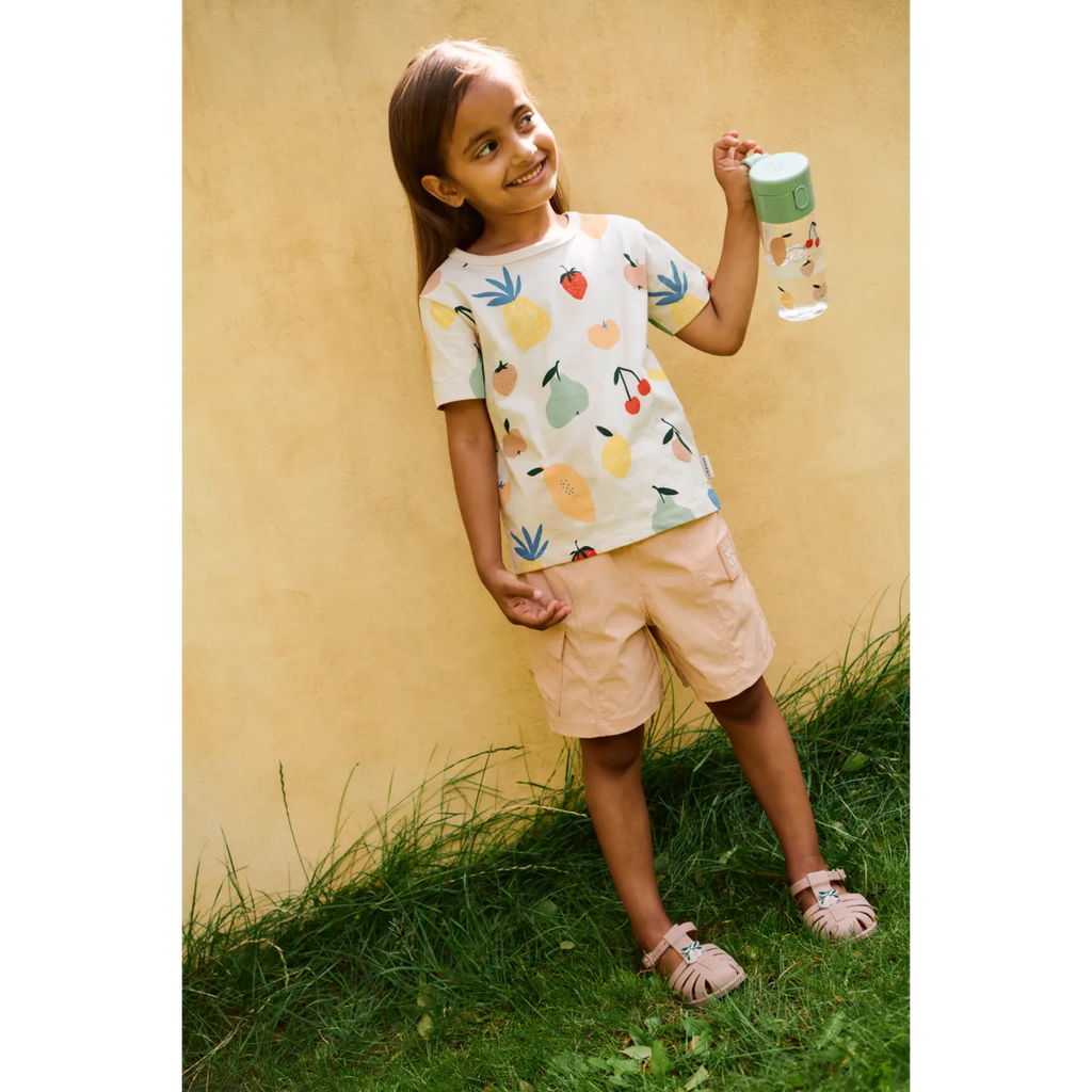 Drinkfles Clemence Fruit Sandy van Liewood met sluiting als draaggreep, bij De Gele Flamingo