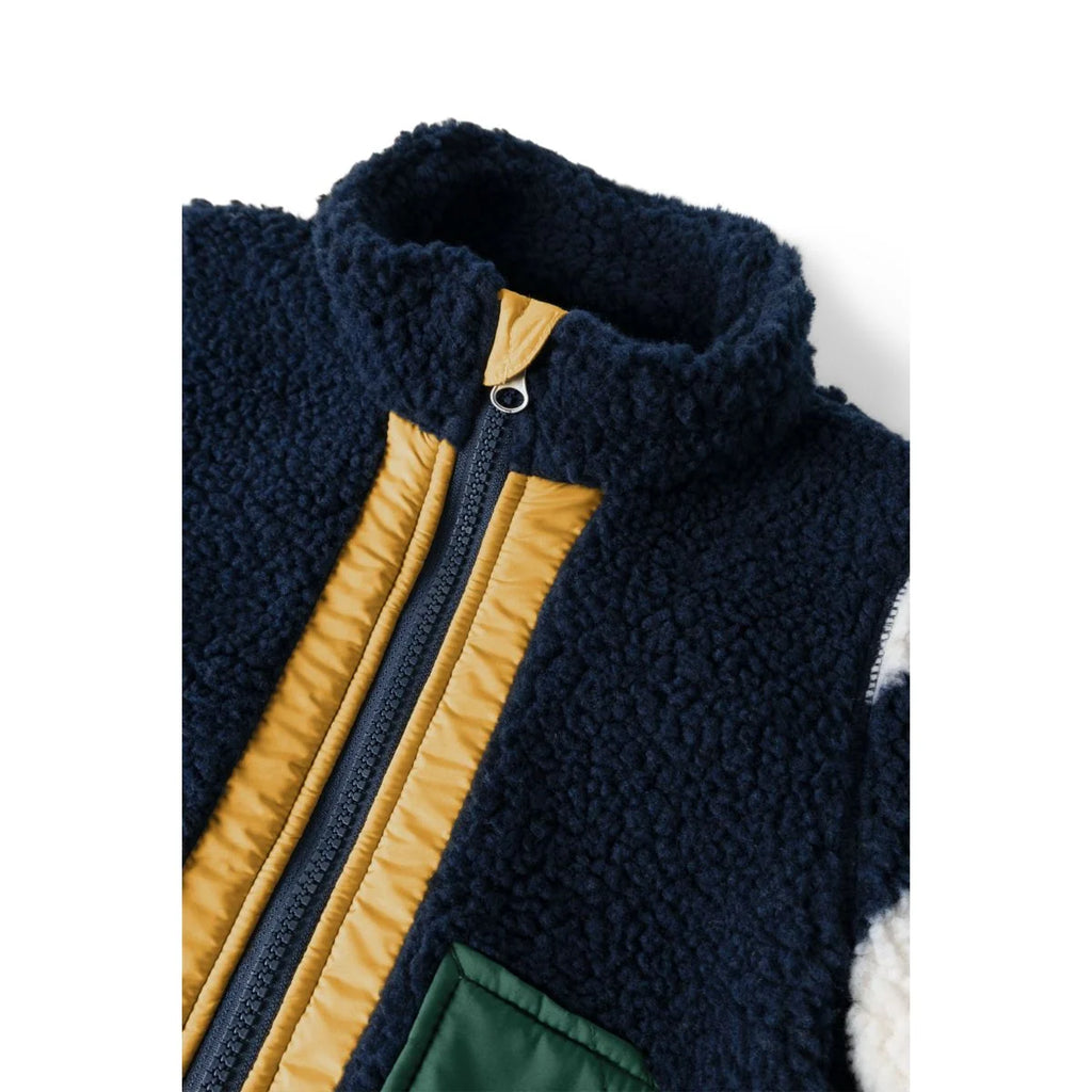 Liewood Noam Pile Jas Classic Navy Multi Mix met hogere dubbele pile kraag tegen de wind, De Gele Flamingo