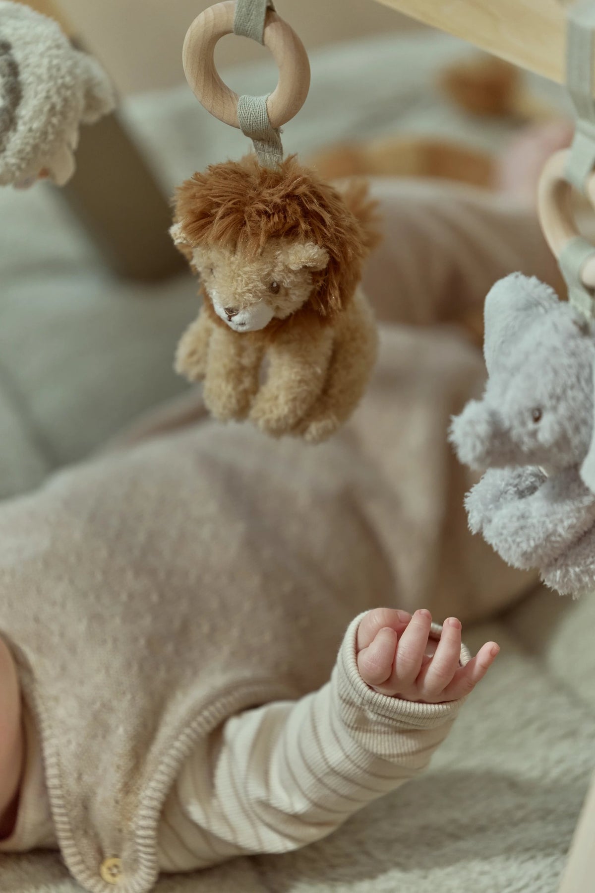 Little Dutch Houten Babygym Safari Friends bij De Gele Flamingo, houten boog met zachte hangspeeltjes