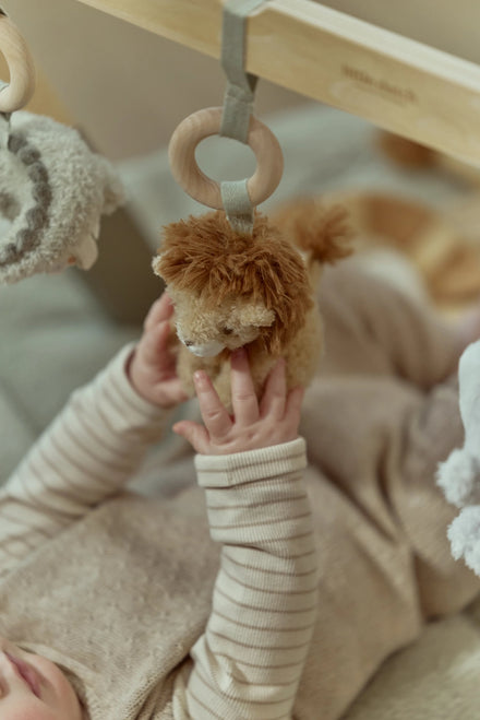 Safari Friends babygym van Little Dutch met verschillende structuren voor sensorische prikkels, bij De Gele Flamingo