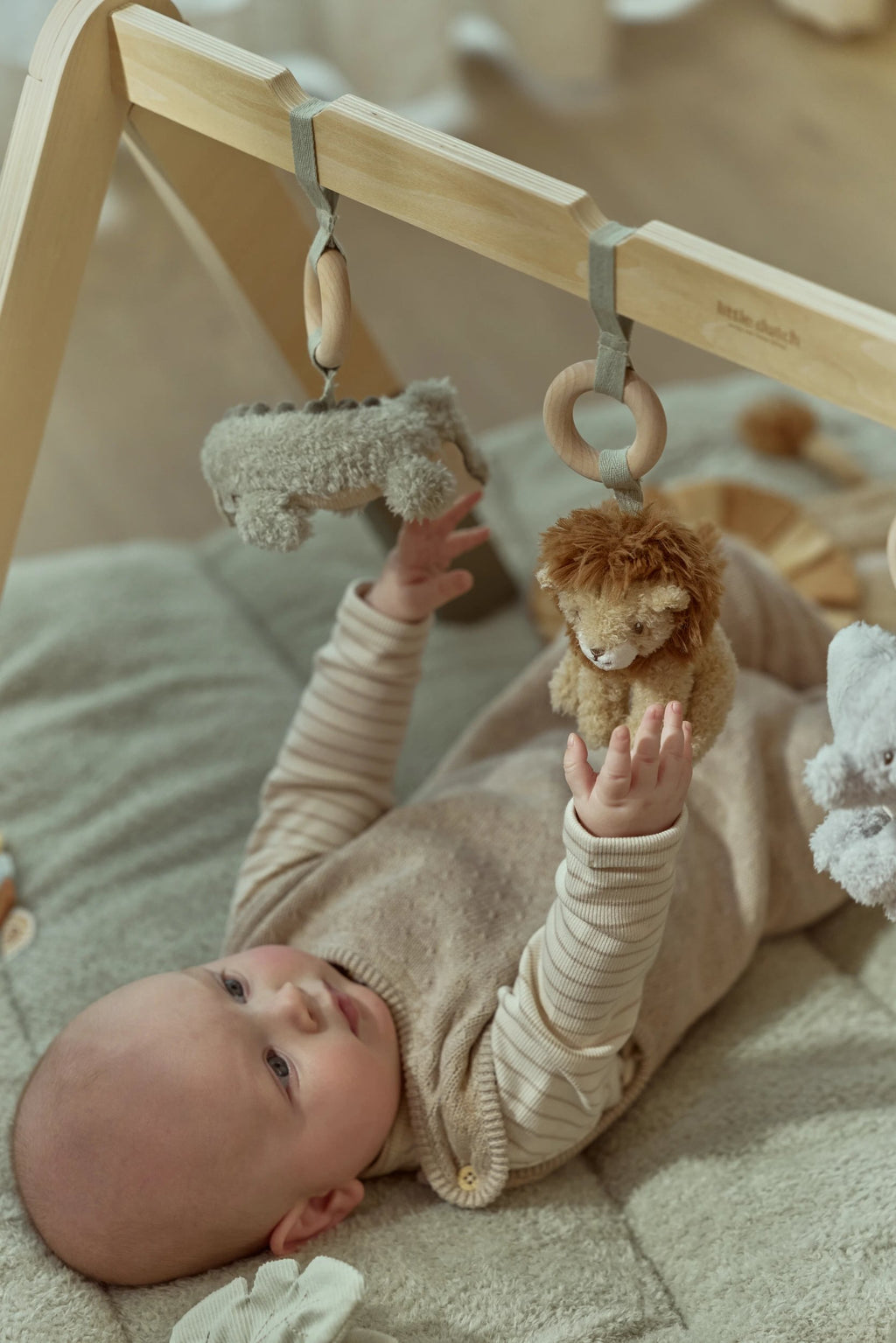 Houten babygym van Little Dutch met subtiele geluidseffecten, verkrijgbaar bij De Gele Flamingo
