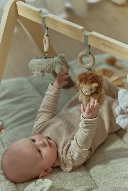 Houten babygym van Little Dutch met subtiele geluidseffecten, verkrijgbaar bij De Gele Flamingo