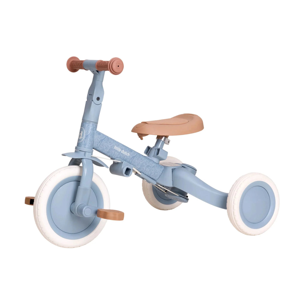 De blauwe Little Dutch 4-in-1 driewieler in gebruik als klassieke driewieler, te koop bij De Gele Flamingo.