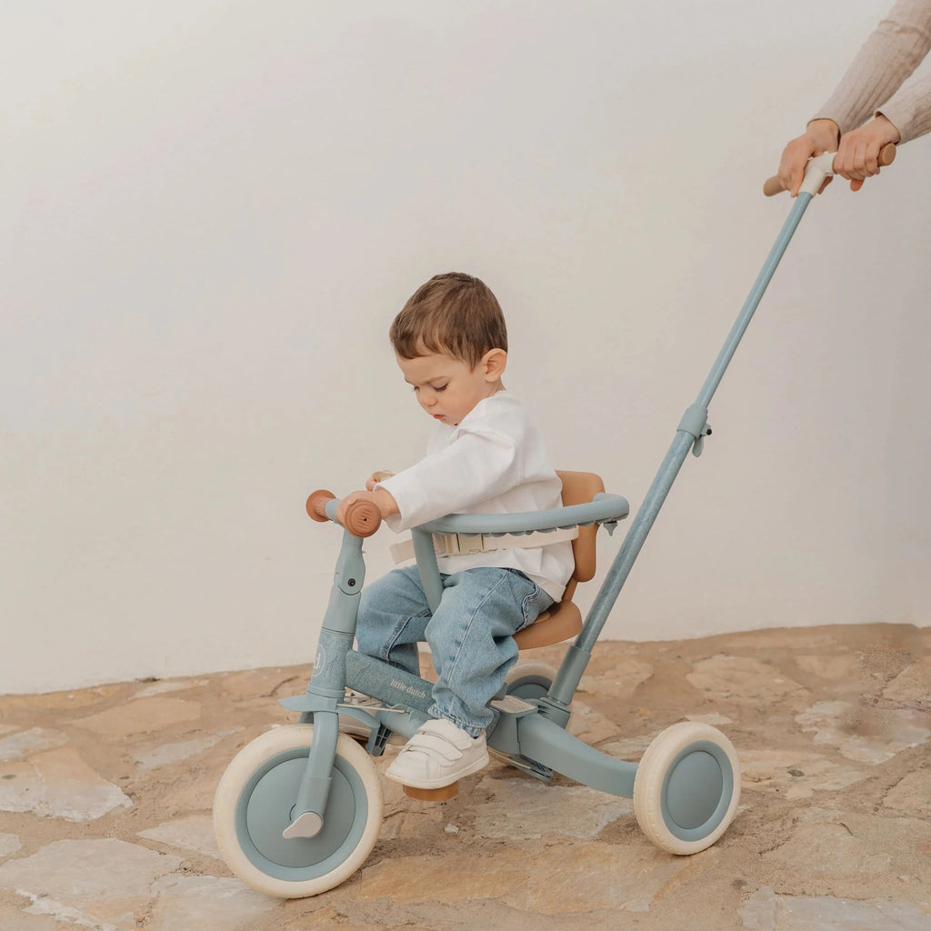 Little Dutch 4-in-1 driewieler in blauw omgebouwd tot driewielige loopfiets, bij De Gele Flamingo.