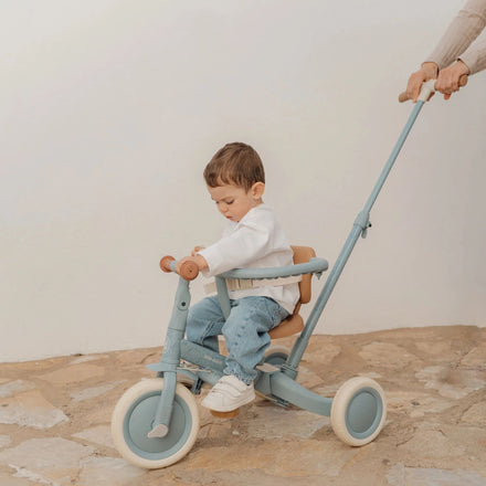 Little Dutch 4-in-1 driewieler in blauw omgebouwd tot driewielige loopfiets, bij De Gele Flamingo.