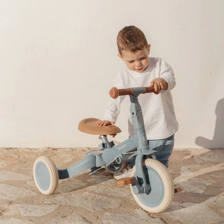 Little Dutch driewieler 4-in-1 blauw als tweewielige loopfiets om het evenwicht te oefenen, bij De Gele Flamingo.