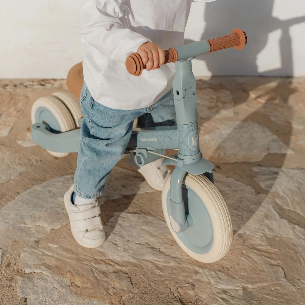 De rubberen wielen van de blauwe Little Dutch 4-in-1 driewieler zorgen voor een stille rit, bij De Gele Flamingo.