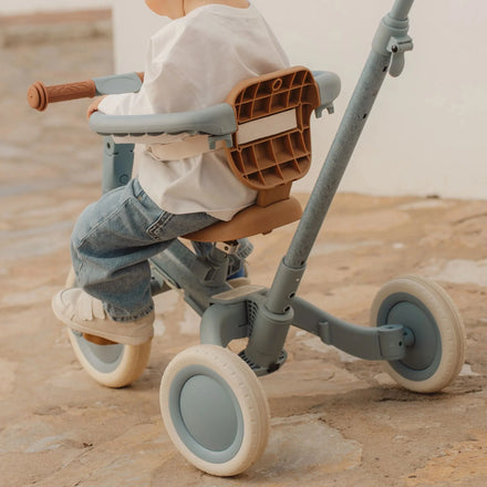 Little Dutch 4-in-1 driewieler blauw weegt ongeveer 4,5 kg en draagt tot 25 kg, bij De Gele Flamingo.
