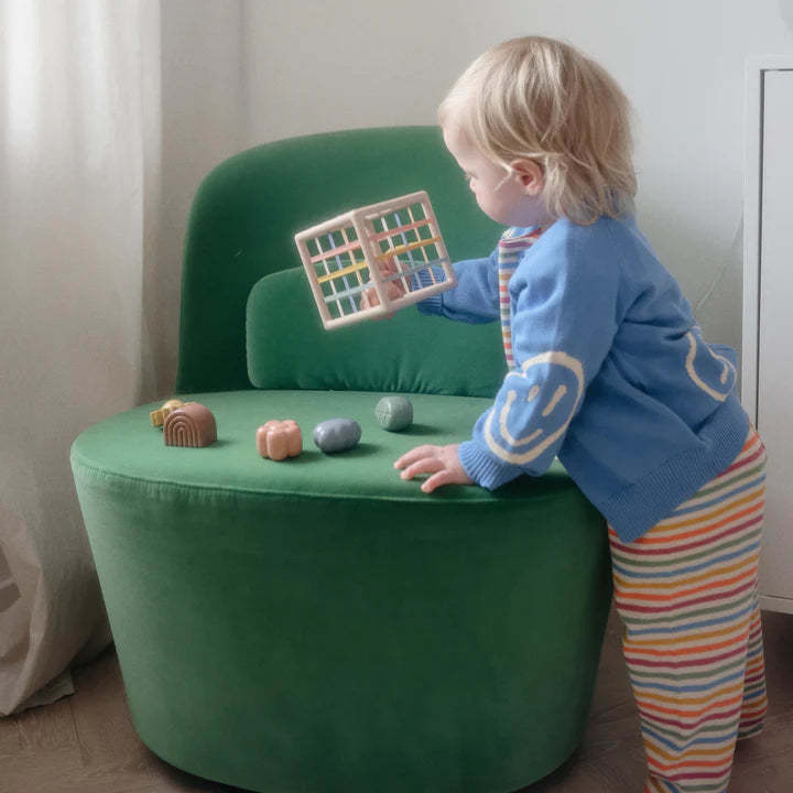 Mushie Elastische Vormenstoof bij De Gele Flamingo, educatief speelgoed met 6 vormpjes.