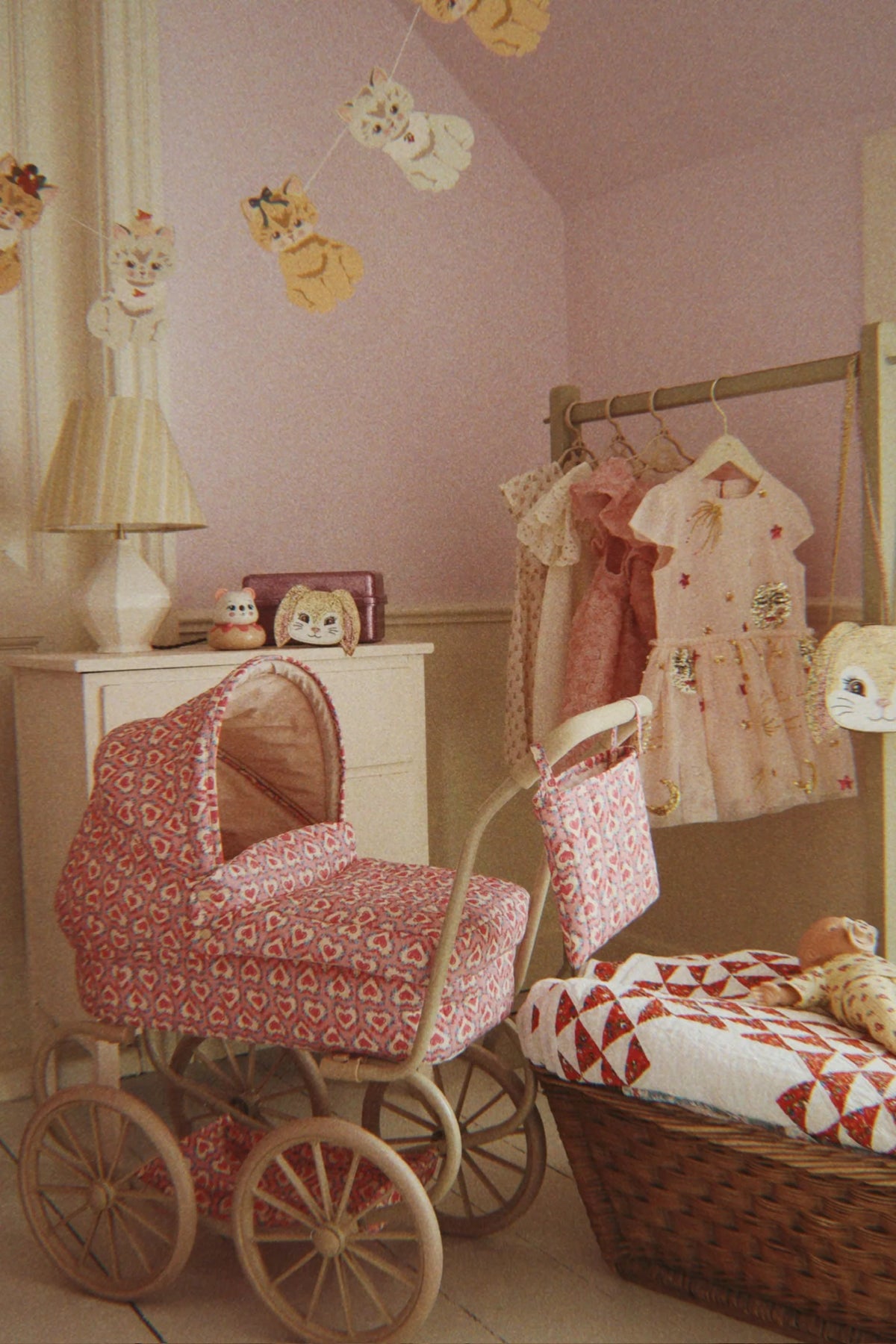 Konges Sløjd Mini Poppenwagen in Felice Rose, vintage poppenwagen voor kleine poppenouders, bij De Gele Flamingo