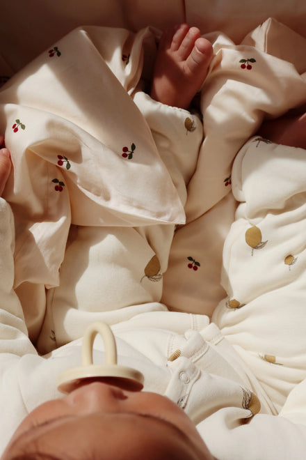 Konges Sløjd Newborn Babypakje Lemon met opvouwbare handjes en voetjes die warm houden, bij De Gele Flamingo