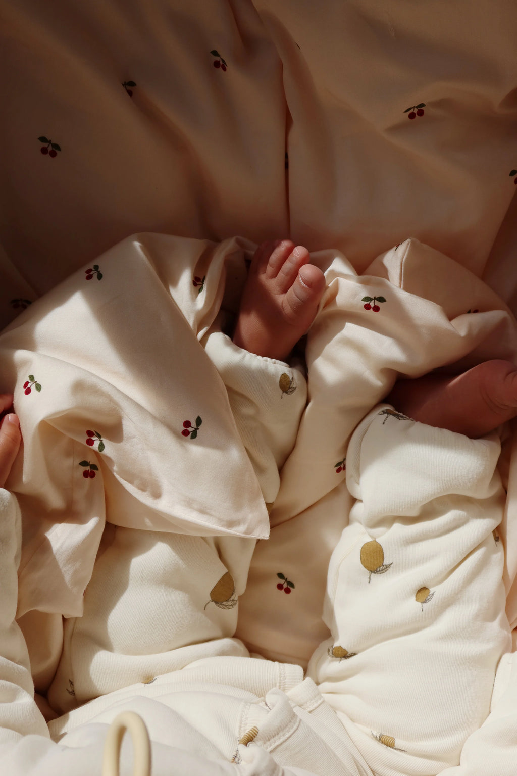 Konges Sløjd Newborn Babypakje met frisse Lemon-print, ideaal voor de babyuitzet, bij De Gele Flamingo