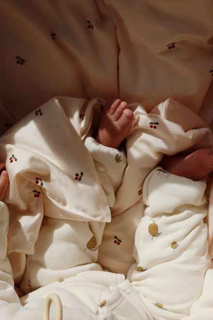 Konges Sløjd Newborn Babypakje met frisse Lemon-print, ideaal voor de babyuitzet, bij De Gele Flamingo