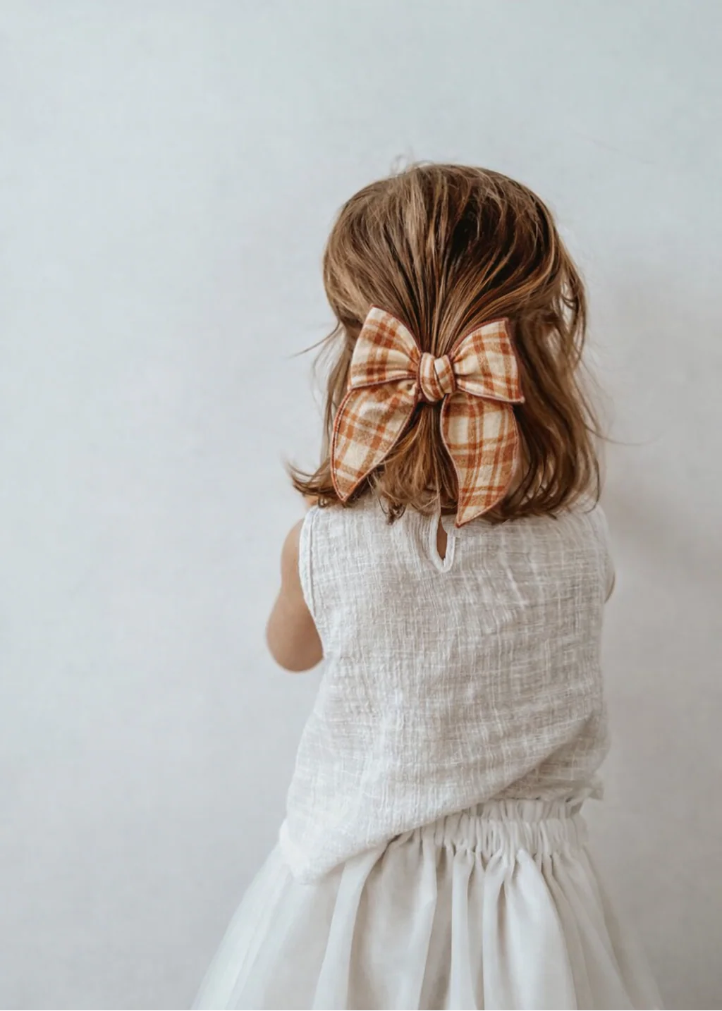 Mrs. Ertha Fable Bow Clip Honey Plaid van De Gele Flamingo, strikclip in biologisch katoen met tijdloze print