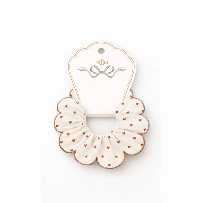 Mrs. Ertha Haar Scrunchie Tiny Hearts van De Gele Flamingo, 100% biologisch katoen met zachte elastiek