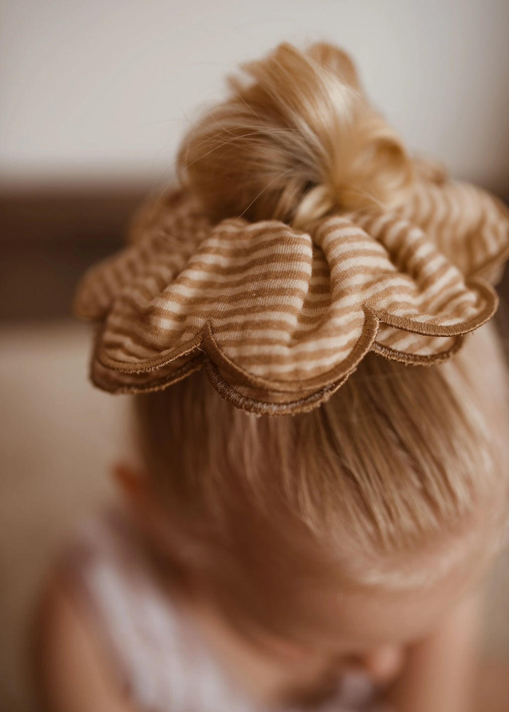 Mrs. Ertha Haar Scrunchie Toffee Lines bij De Gele Flamingo, subtiele print in warme neutrale tinten op zachte stof