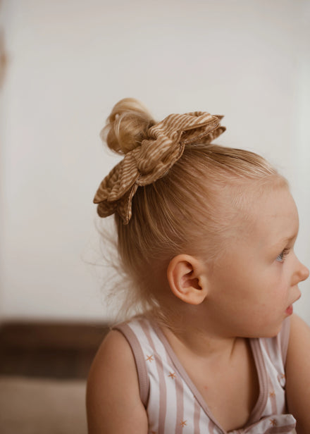 Haar Scrunchie Toffee Lines van Mrs. Ertha bij De Gele Flamingo, zachte elastiek die niet aan fijne haartjes trekt