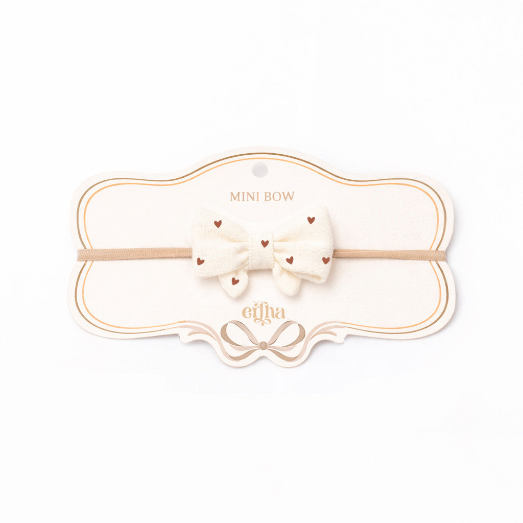 Mrs. Ertha Little Bow Haarband Tiny Hearts van biologisch katoen, zacht voor newborns bij De Gele Flamingo
