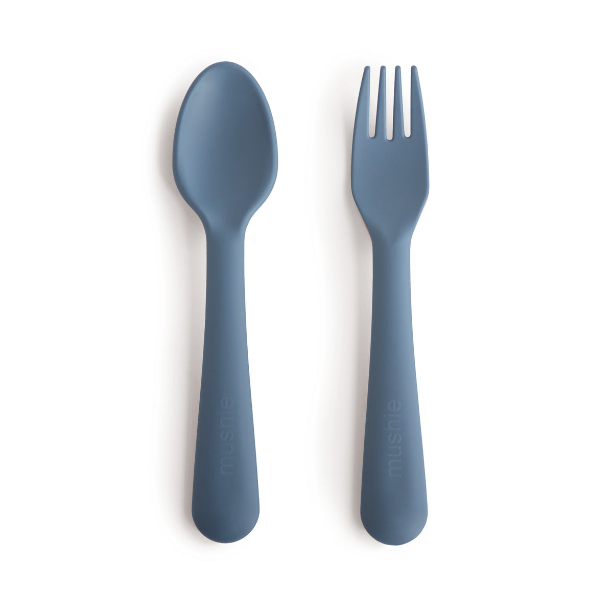 Mushie Bestek Vork en Lepel in Twilight Blue bij De Gele Flamingo, BPA-vrij bestek dat zelfstandig leren eten ondersteunt