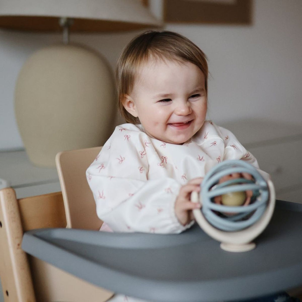 Suction Spinner Ball van Mushie met subtiel rammelgeluid, geschikt voor kinderstoel en tafel, bij De Gele Flamingo