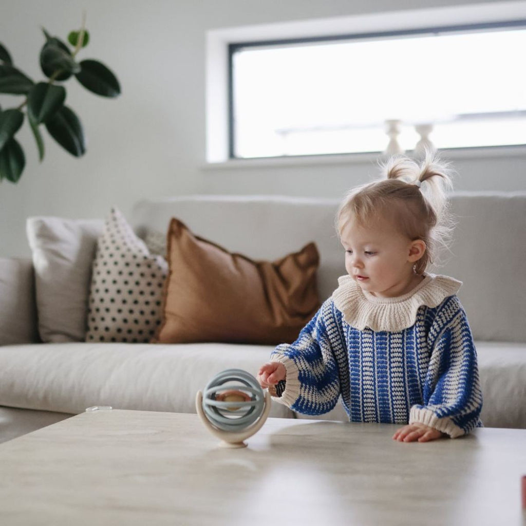 Mushie Suction Spinner Ball van voedselveilig siliconen, sensorisch speelgoed vanaf 10 maanden bij De Gele Flamingo