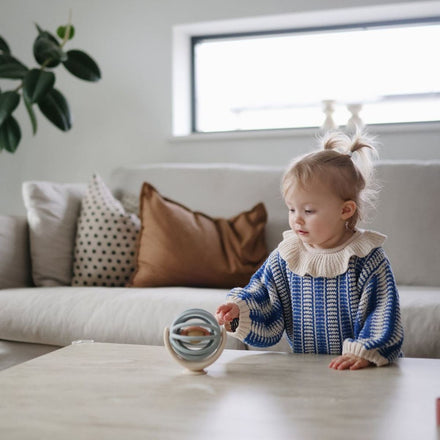 Mushie Suction Spinner Ball van voedselveilig siliconen, sensorisch speelgoed vanaf 10 maanden bij De Gele Flamingo