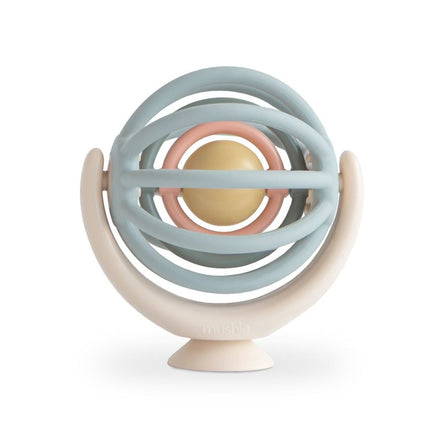 Mushie Suction Spinner Ball met draaibare siliconen bal en stevige zuignap, verkrijgbaar bij De Gele Flamingo