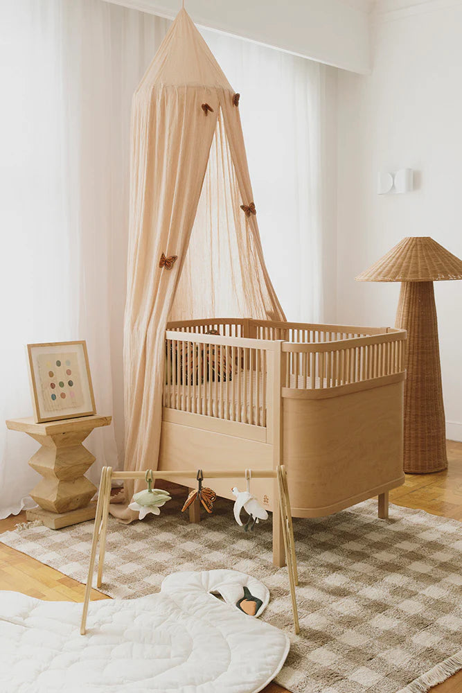 Lorena Canals klamboe Crepe Swan Rose in zacht roze, canopy voor de kinderkamer bij De Gele Flamingo