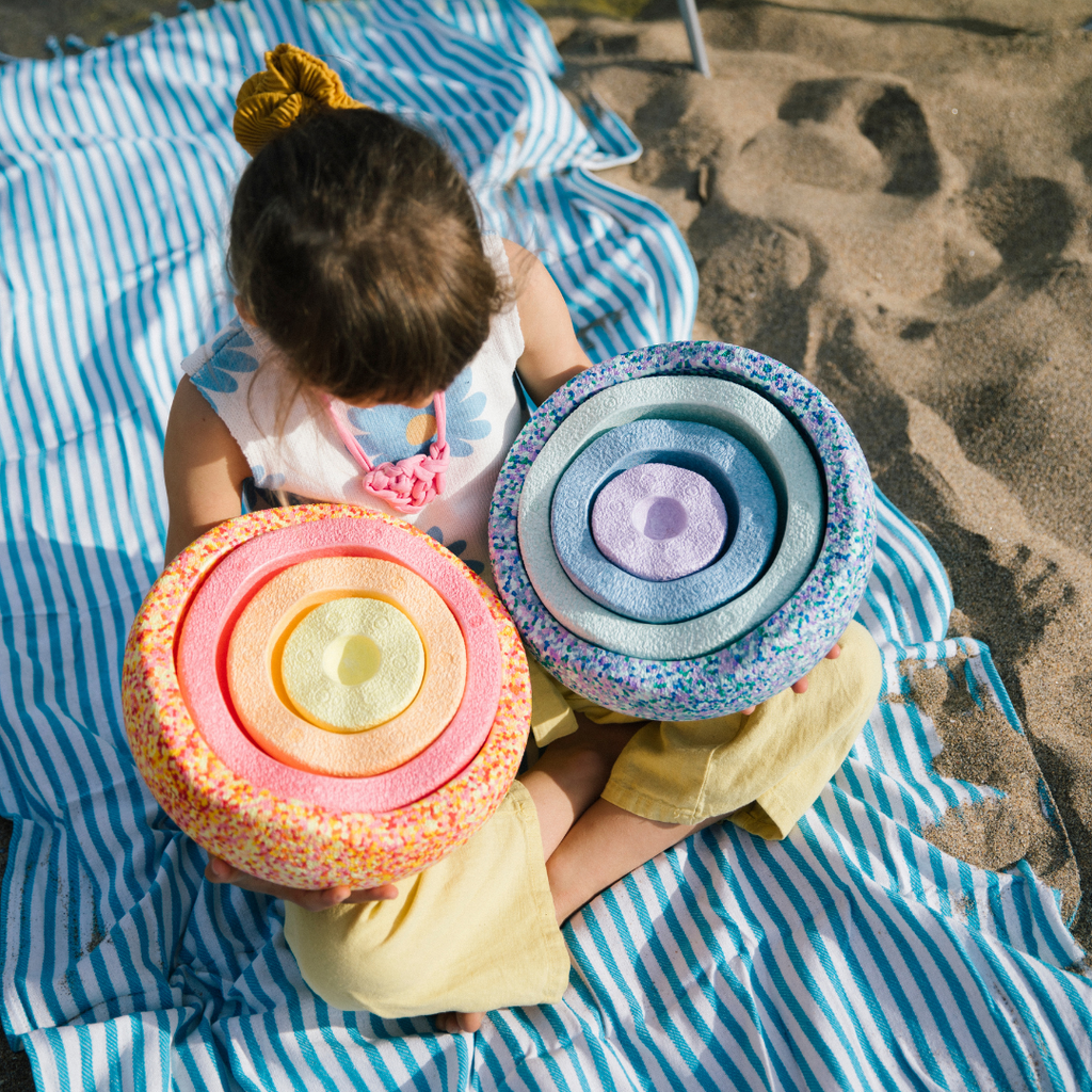 Kind balanceert op Stapelstein Inside Set Pastel stenen