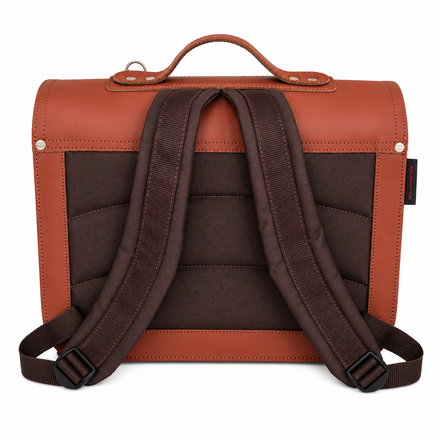 Boekentas Football Chestnut van Own Stuff met ergonomisch gevoerde rug, van De Gele Flamingo.