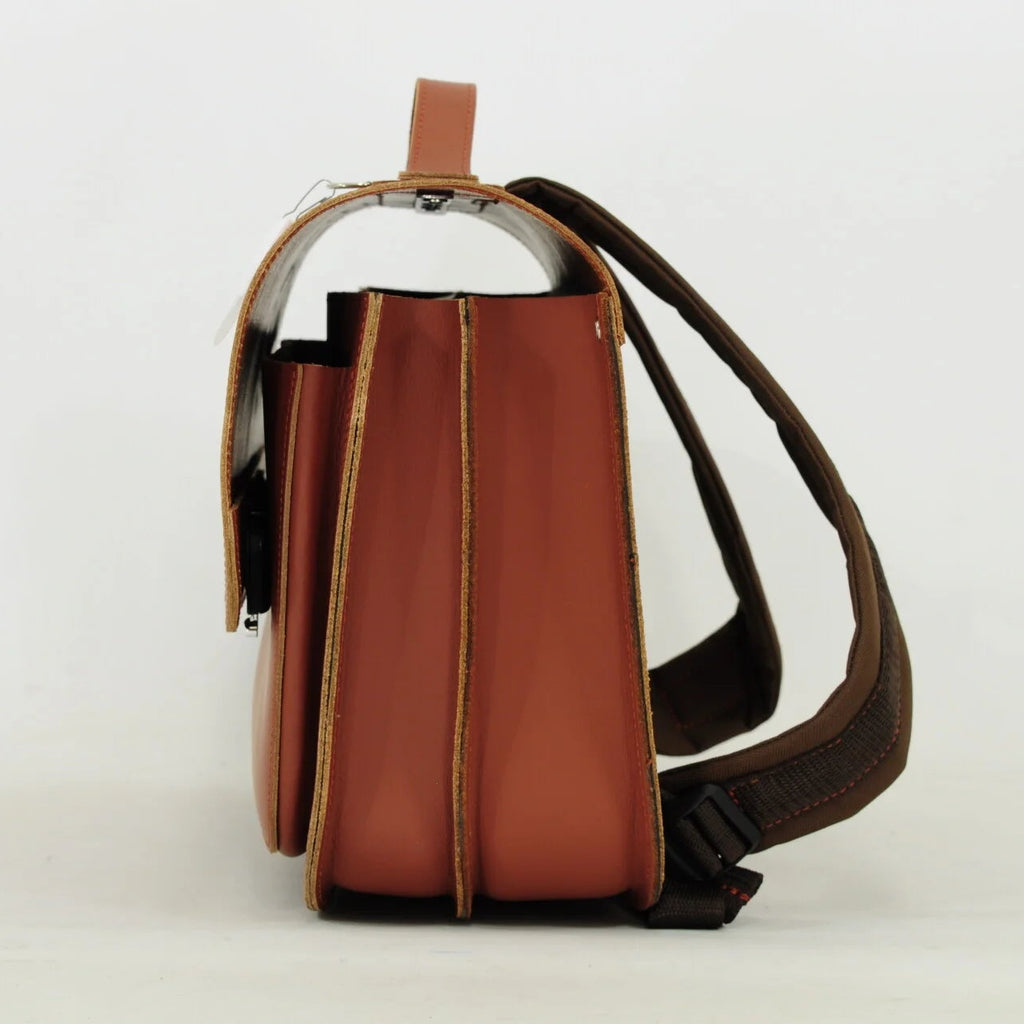Own Stuff boekentas Football Chestnut van 100% runds splitleder, te koop bij De Gele Flamingo.