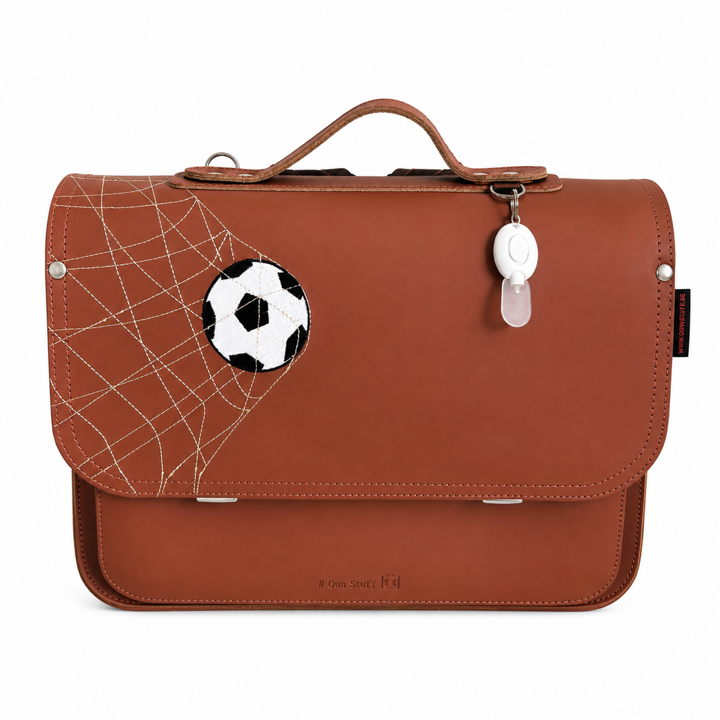 Own Stuff lederen boekentas Football in Chestnut met voetbalthema, bij De Gele Flamingo.