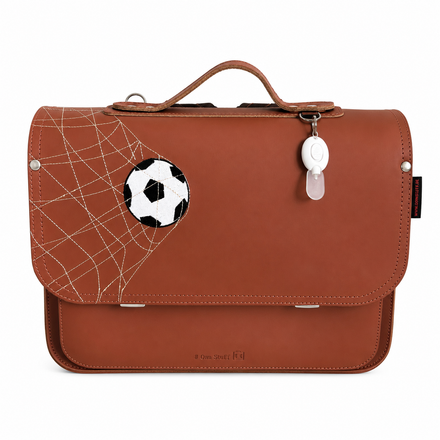 Own Stuff lederen boekentas Football in Chestnut met voetbalthema, bij De Gele Flamingo.
