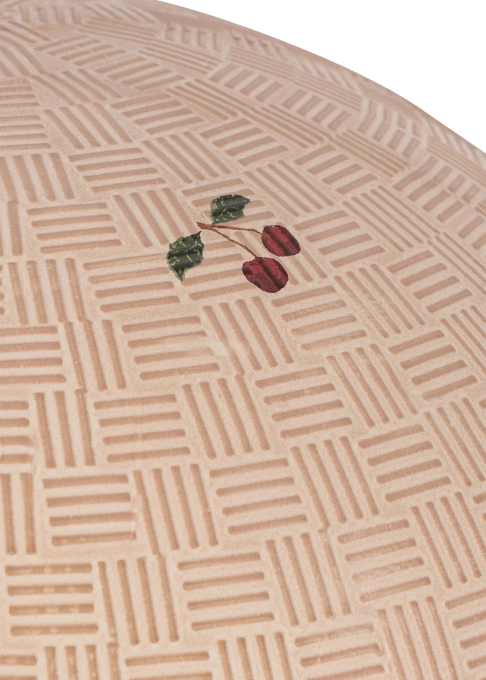 Konges Sløjd Bal in Cherry Blush, klassieke speelbal voor buiten met kersenmotief, bij De Gele Flamingo