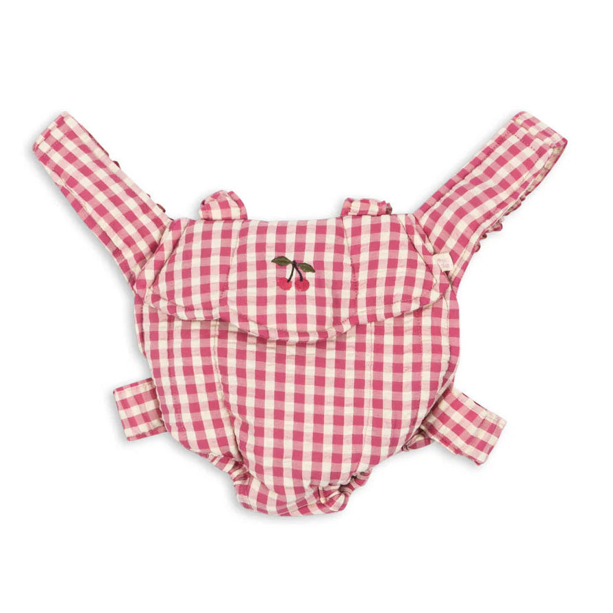 Konges Sløjd Doll Carrier in Bubblegum Check, zachte poppendrager voor kleine poppenouders, bij De Gele Flamingo