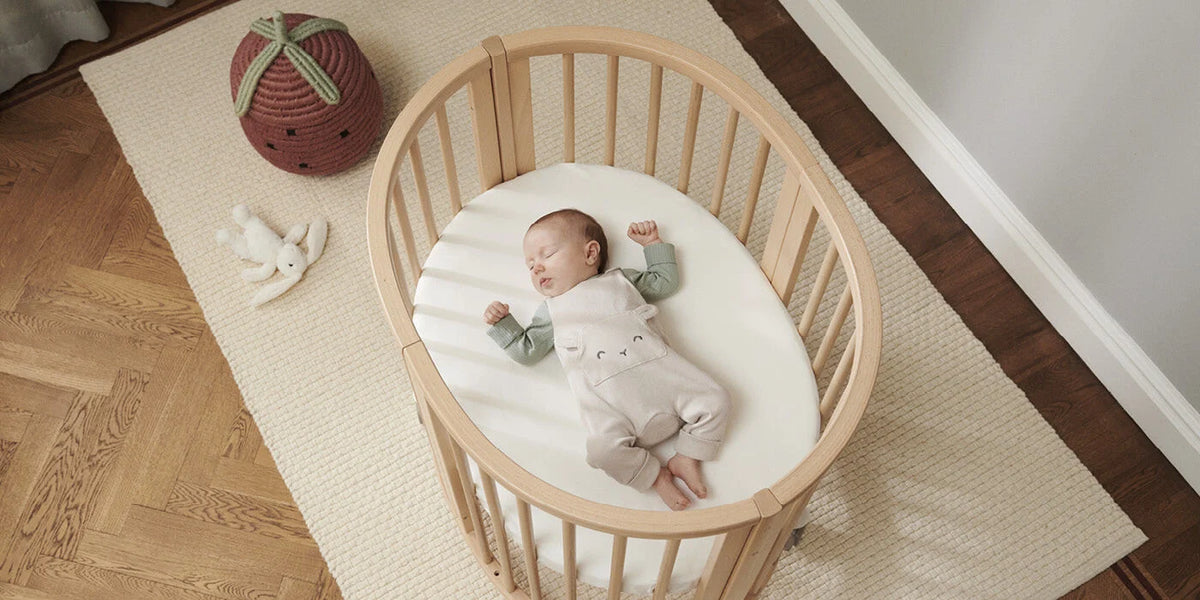 Stokke Sleepi Mini Matrasbeschermer met perfecte pasvorm voor het Sleepi Mini bed, De Gele Flamingo