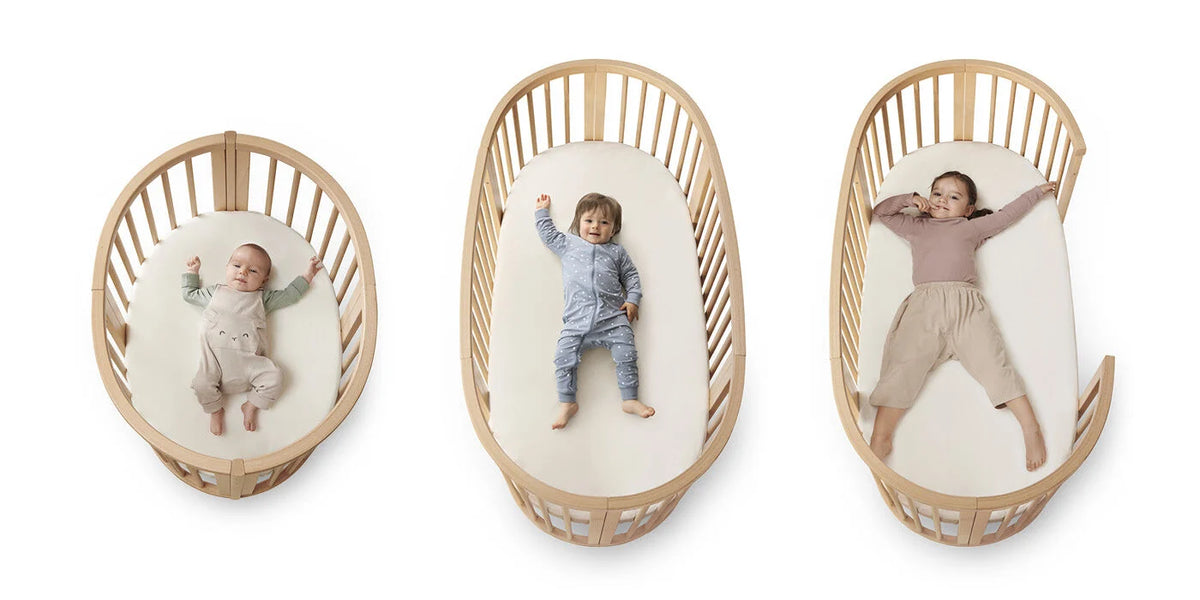 Stokke Sleepi Mini in de kleur Natural, ovale meegroeiwieg bij De Gele Flamingo.