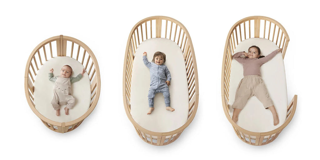 Stokke Sleepi Mini Natural met vergrendelbare zwenkwielen, verplaatsbaar wiegje bij De Gele Flamingo.