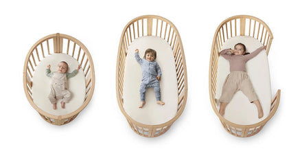 Stokke Sleepi Mini Natural met vergrendelbare zwenkwielen, verplaatsbaar wiegje bij De Gele Flamingo.