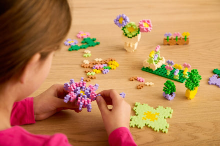 Plus Plus Learn To Build Bloemenwinkel - kind speelt met de bloemenwinkel