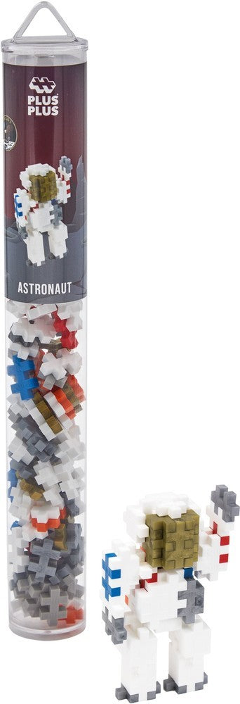 Uit Plus-Plus steentjes gebouwde astronaut naast de handige koker