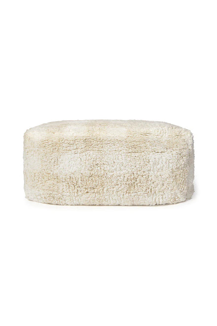 Vichy poef in Ivory van Lorena Canals combineert met de Vichy tapijten, bij De Gele Flamingo