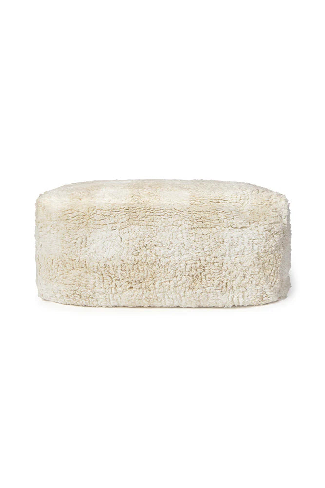 Vichy poef in Ivory van Lorena Canals combineert met de Vichy tapijten, bij De Gele Flamingo