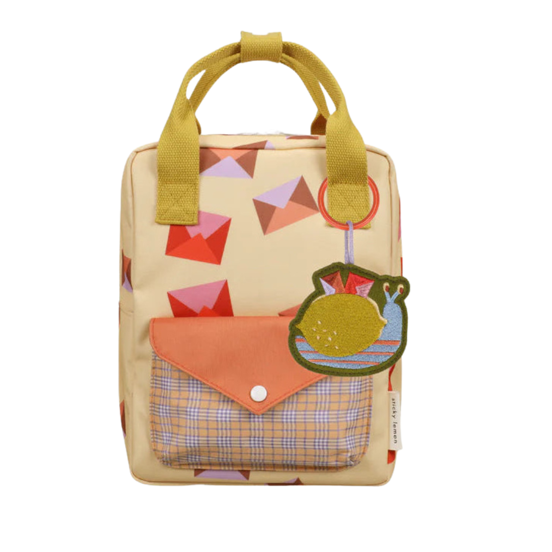 Sticky Lemon rugzak klein Envelope in Snail Mail, compact 20 x 13 x 26 cm, bij De Gele Flamingo