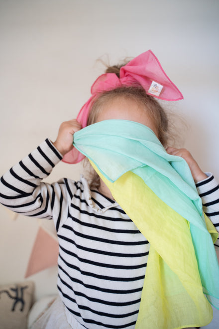 Pit & Play katoenen speeldoeken pastel, meisje met speeldoek voor het gezicht