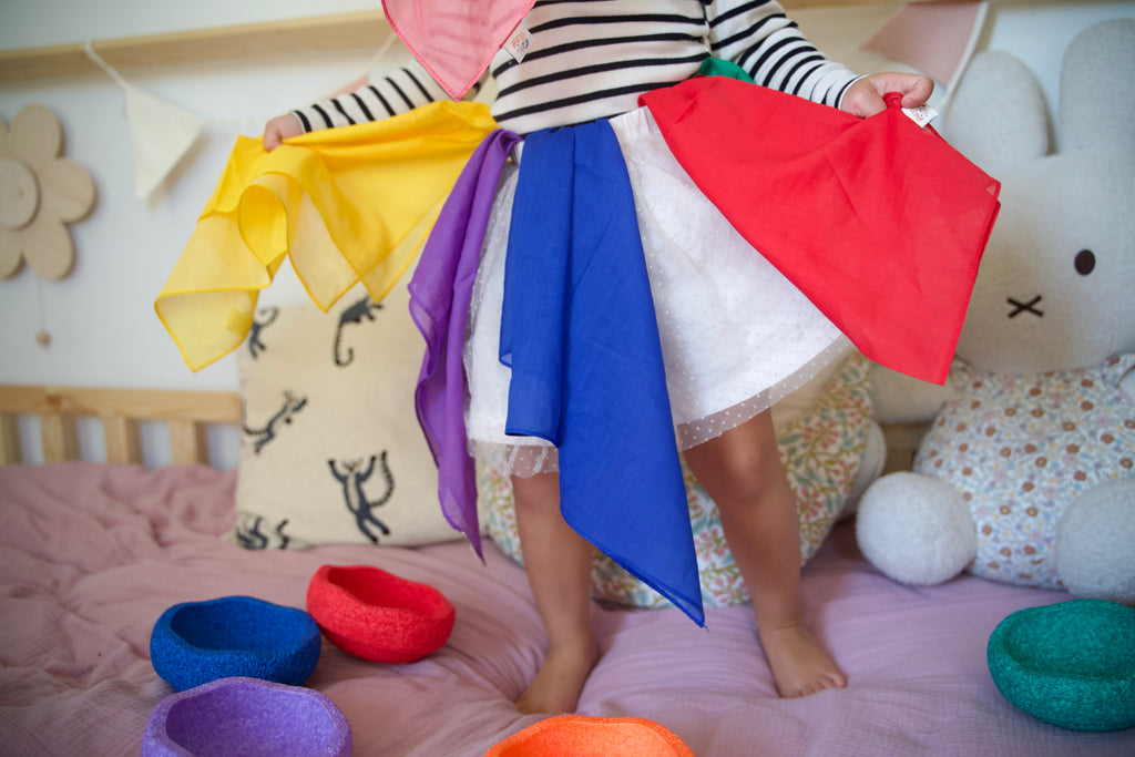 Pit & Play katoenen speeldoeken regenboog, meisje speelt met de doeken